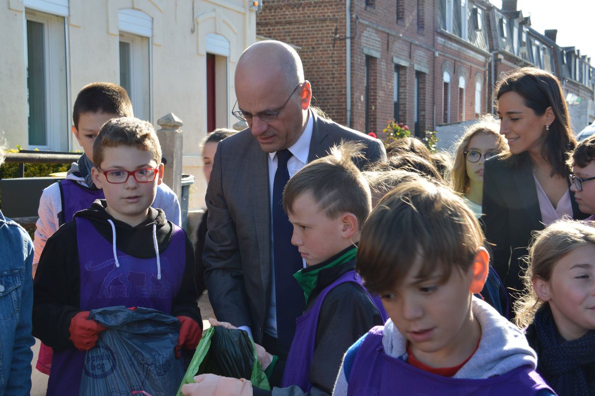 AcLille's tweet photo. Les ministres @jmblanquer et @brunepoirson se joignent aux collégiens d'#AvesnesLesAubert pour le #WorldCleanupDay 
▶️ Ramassage et tri des déchets
▶️ Échanges sur l'environnement https://t.co/K9DaOoWWEr