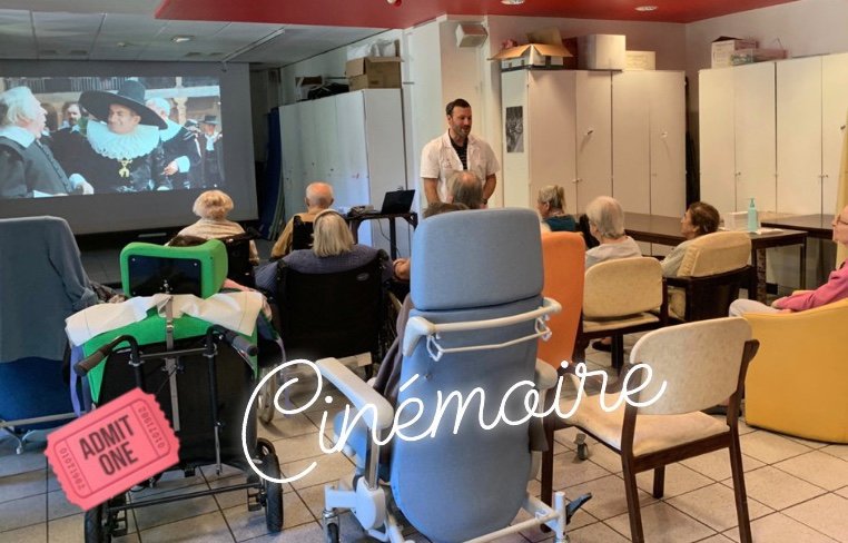 BrocaLivingLab's tweet photo. 📺 A l'occasion de la #JourneeMondialeAlzheimer @BrocaLivingLab présente l'intérêt du programme 📽️#cinemoire soutenu par @FranceAlzheimer dans l'accompagnement de patients, à 14h30 sur @france5 #magazinedelasante 
@Allodocteurs 
Séance et entretien avec le Dr. @BenoitCharlieux https://t.co/6UNjAXhE9r