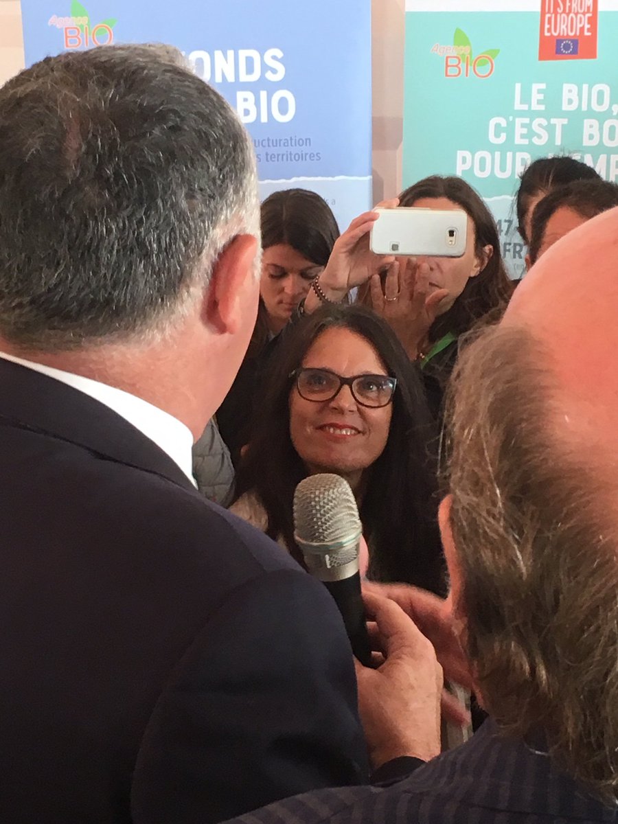 Cluster_Bio's tweet photo. Brigitte Magnat, Présidente du #ClusterBio a échangé avec @dguillaume26, Ministre de l’agriculture et de l’alimentation sur @TECHetBIO : le salon #agricole international des techniques #bio et alternatives. #Technbio #Technbio2019 @Min_Agriculture @auvergnerhalpes @villeblv https://t.co/bjWEgF27m0