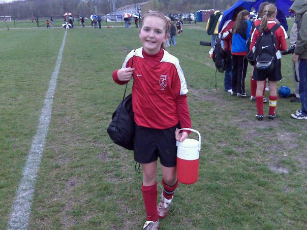 kellyfphares's tweet image. I’m off to Iowa today so here’s a pic of me the last time I was in Iowa (for a soccer tournament in April 2009)

Swap the water jug for a tripod case and honestly I probably won’t look that different #embedlife