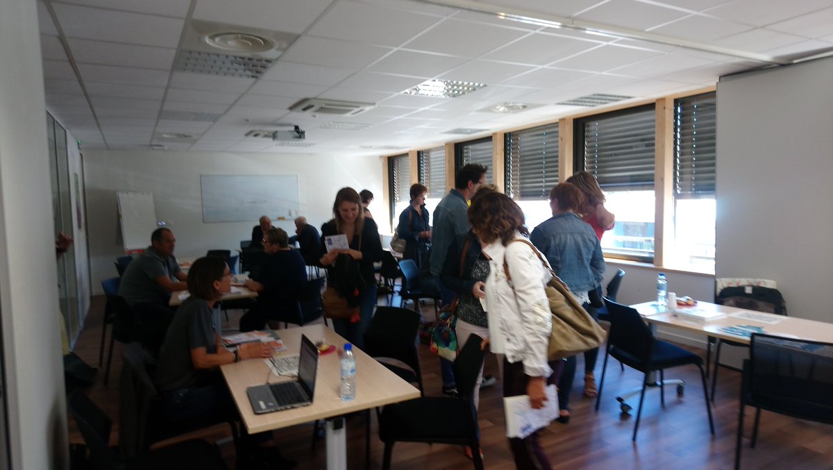cpamdoubs's tweet photo. Kiosque partenaires Pôle emploi : la @cpamdoubs est présente à l'agence Besançon Palente de @poleemploi_bfc avec des partenaires (CCAS, @IrepsBFC, @CRF_Besancon,...), pour présenter la plate-forme d'accompagnement des personnes qui renoncent aux soins. #PFIDASS #FIERDEPROTEGER https://t.co/2BXNSnK3qe