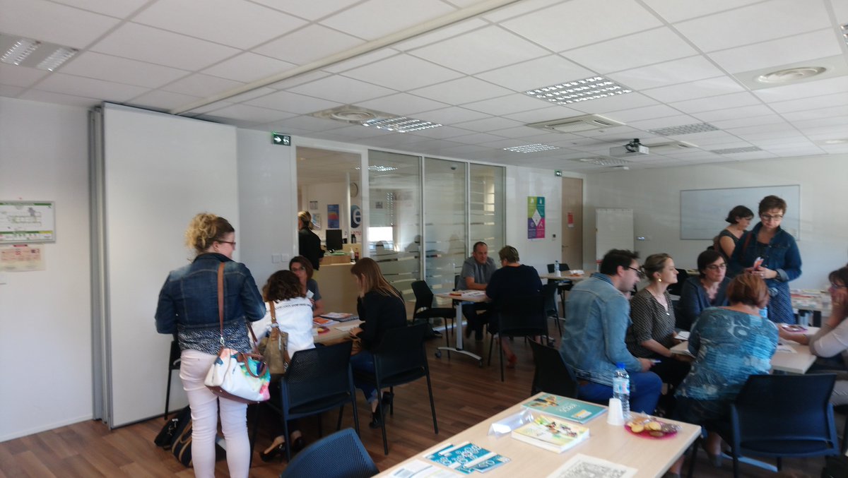 cpamdoubs's tweet photo. Kiosque partenaires Pôle emploi : la @cpamdoubs est présente à l'agence Besançon Palente de @poleemploi_bfc avec des partenaires (CCAS, @IrepsBFC, @CRF_Besancon,...), pour présenter la plate-forme d'accompagnement des personnes qui renoncent aux soins. #PFIDASS #FIERDEPROTEGER https://t.co/2BXNSnK3qe