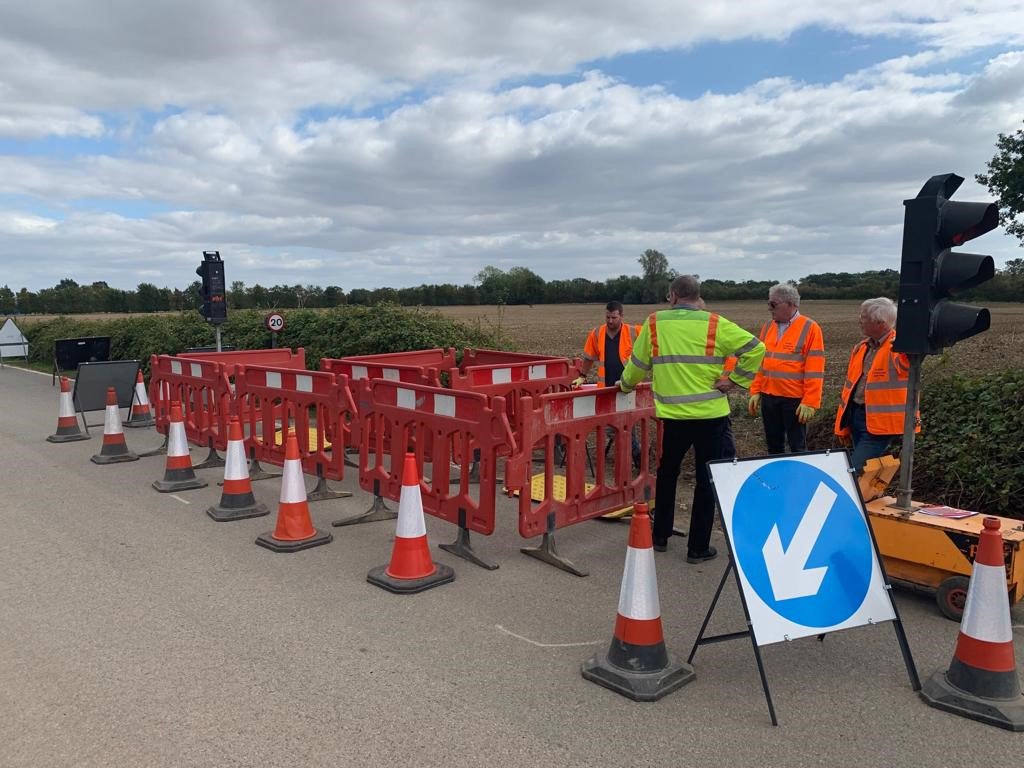 Suff_highways's tweet photo. Yesterday, eight representatives of Suffolk's town and parish councils attended our third #CommunitySelfHelp signing, lighting and guarding training session, which will help them to safely carry out their own minor maintenance around the county. Well done to all involved! π·π»ββοΈπ·πΏββοΈπ¦ https://t.co/ytpo6DJvi9