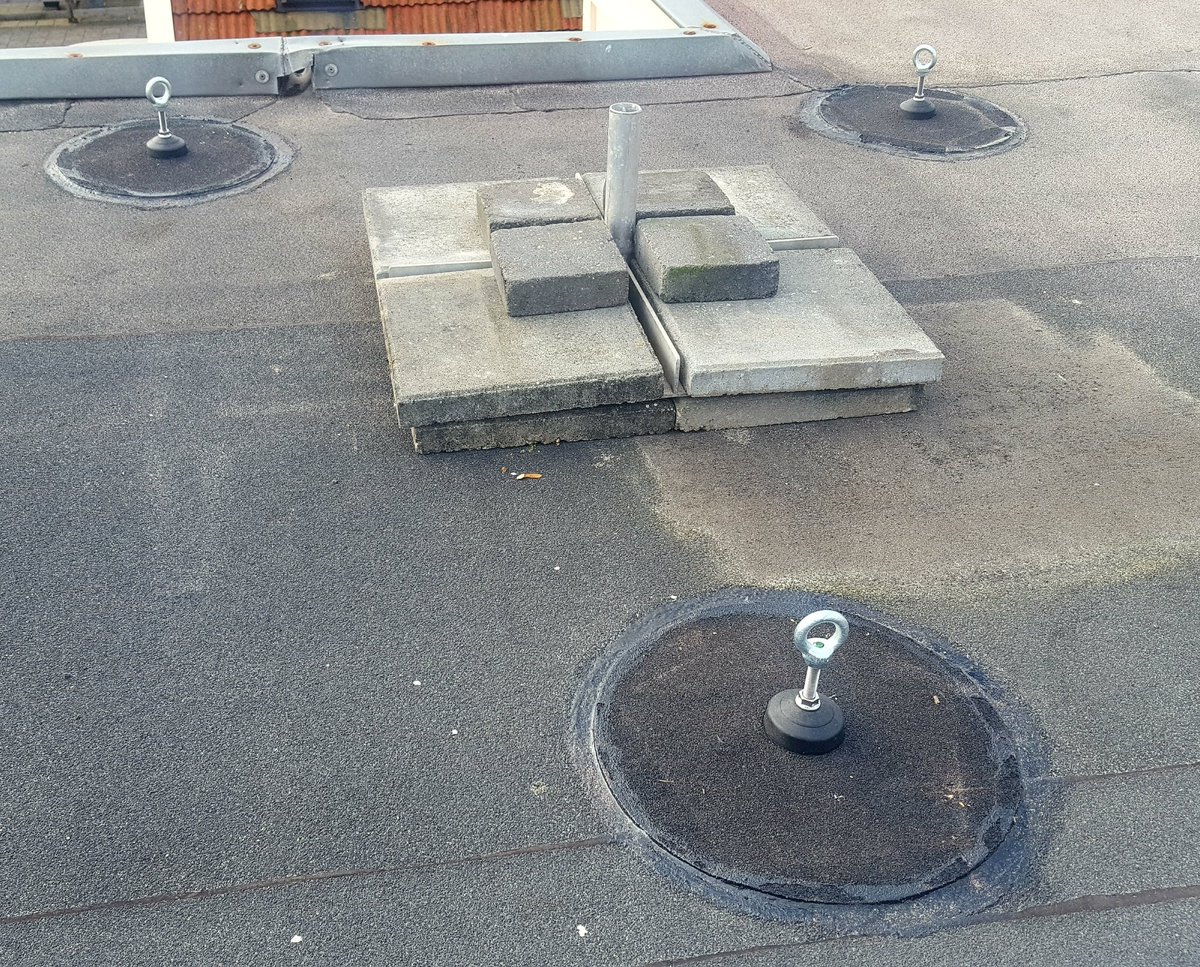 Scannernet's tweet photo. Dakankers zijn geplaatst en de mastvoeten staan klaar voor de antennemasten. Deze gaan wij zometeen plaatsen. #onderhoud #antennes #Scannernet https://t.co/01x0tz6PgN