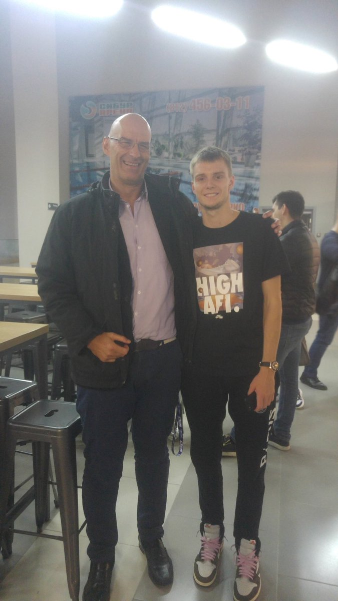 AbelAmon's tweet photo. Entre estas dos fotos hay 20 años de diferencia. Ayer con Sasha Bublik (#70 de la ATP, vean en el sig.twit que saque tiene) y cuando jugaba yo con su padre (y ahora entrenador) a basket en Rusia. https://t.co/C8f7AEnwWC