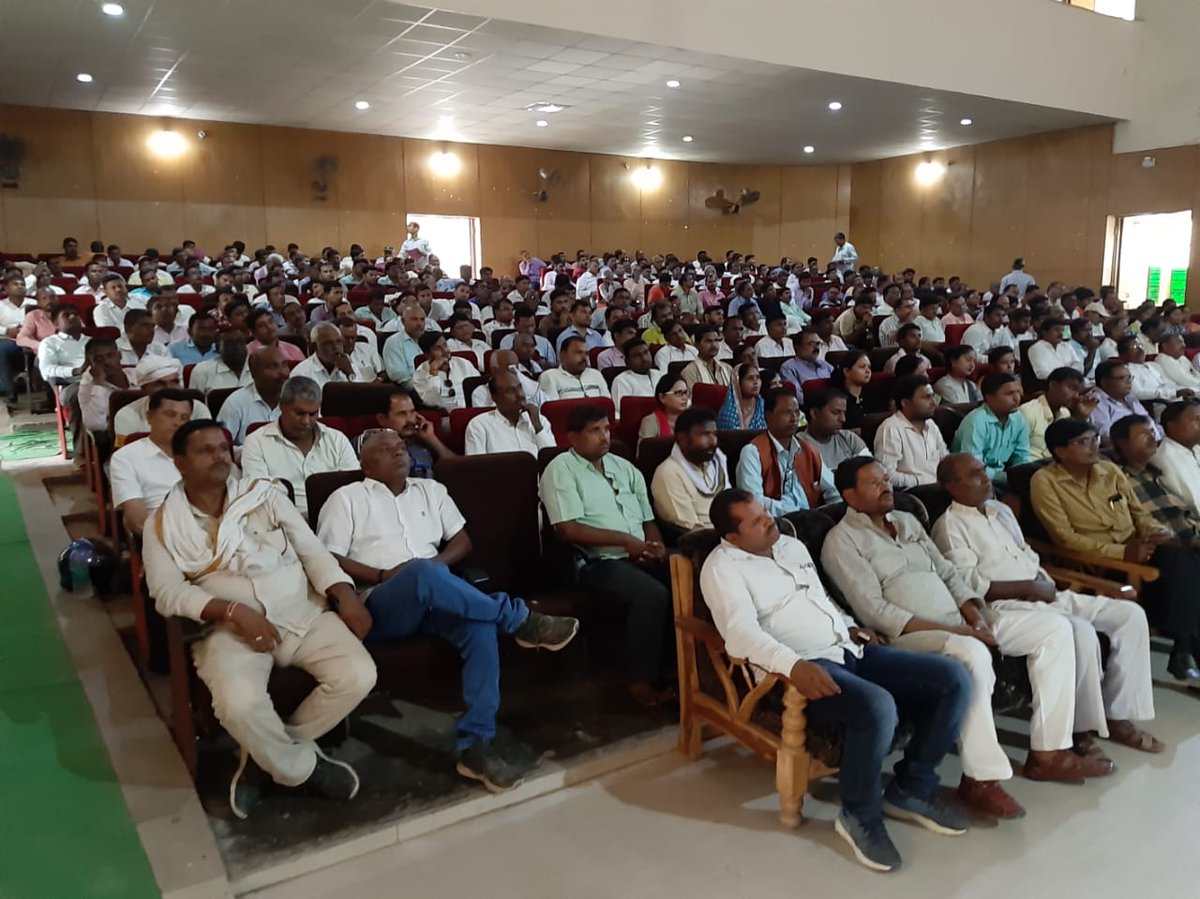 sln_up's tweet photo. आज दिनांक 19-09-2019 को जनपद में ग्राम प्रधान की समीक्षा बैठक मुख्य विकास अधिकारी महोदय की अध्यक्षता में की गई जिससे स्वास्थ्य विभाग की तरफ से स्वास्थ्य सेवाओं की विशेषकर HWC-PHC,SC,VHSNC,Unied Fund,Ayushma Bharat Pakhawada आदि की जानकारी दी गई है।
Dist.Sultanpur up https://t.co/wz09JqE3bM