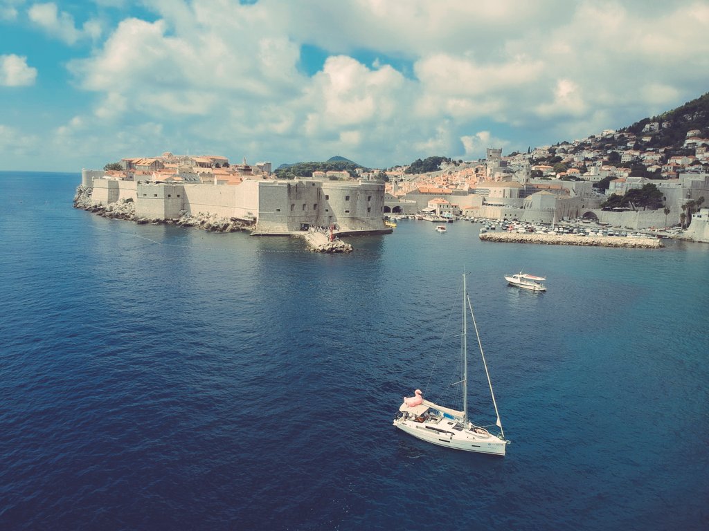 FAKRO_Sailing's tweet photo. #FakroSailing #Dubrovnik zdobyty.
#sealove #sealife #sealike #adriatic #skipper #yachting #sea #crew #sailboats #cro #pol #emotion #sailing #mediterraneansea #yachts #dufor382GL #freetime https://t.co/NZTXxGjNpp