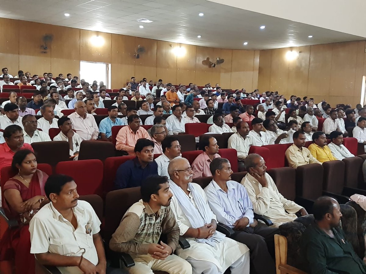 sln_up's tweet photo. आज दिनांक 19-09-2019 को जनपद में ग्राम प्रधान की समीक्षा बैठक मुख्य विकास अधिकारी महोदय की अध्यक्षता में की गई जिससे स्वास्थ्य विभाग की तरफ से स्वास्थ्य सेवाओं की विशेषकर HWC-PHC,SC,VHSNC,Unied Fund,Ayushma Bharat Pakhawada आदि की जानकारी दी गई है।
Dist.Sultanpur up https://t.co/wz09JqE3bM