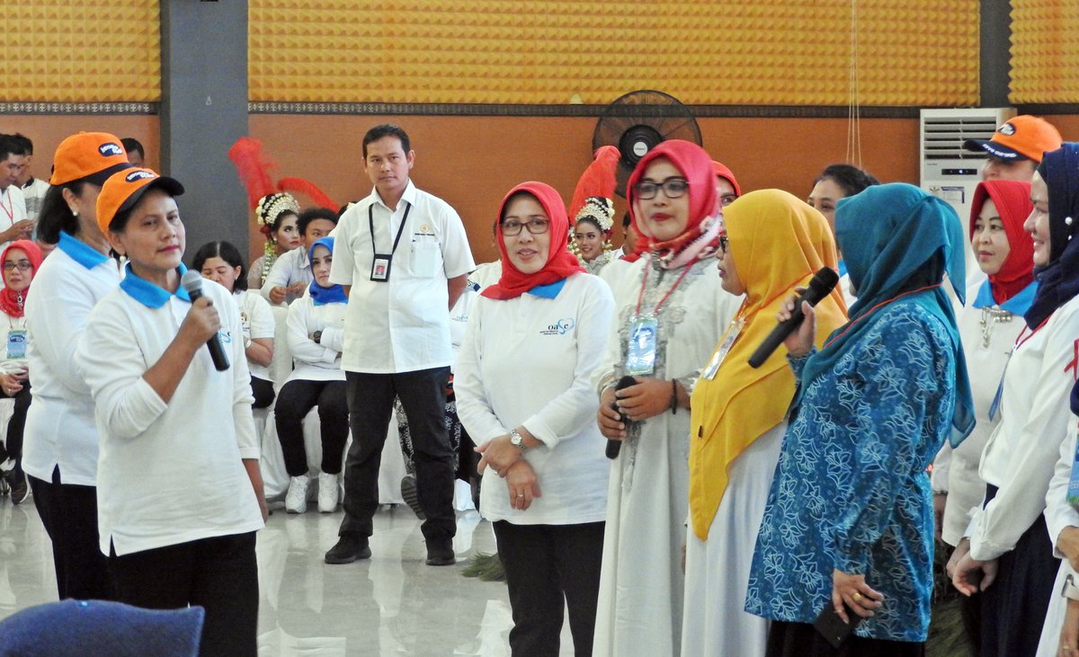 OASE_KK's tweet photo. Akhiri kunjungannya, OASE Kabinet Kerja bersama ibu Negara Iriana Joko Widodo kemudian menuju Sekolah Islam Terpadu (SIT) Al Madinah untuk bernyanyi, bergembira bersama serta mensosialisasikan Edukasi Gerakan Indonesia Bersih kepada warga setempat, Bogor, 19 September 2019. 2/2. https://t.co/mrNGuwwff6