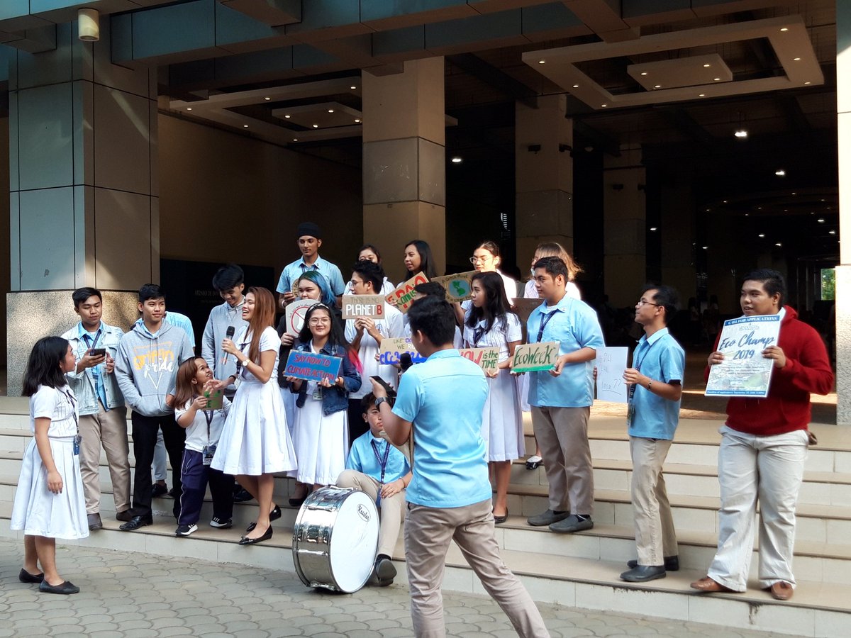 EcoteneoSAMAHAN's tweet photo. LOOK | The students of Ateneo de Davao University show their love for the environment by participating in the Envi-Rally. 🌍🌿
Kanus'a Pa? Say "NOW" to Climate Action.
#EcoWeek2019🌿
#Kanus'aPa?😯
#SayNowToClimateAction⛅ https://t.co/QRcR4szmGE