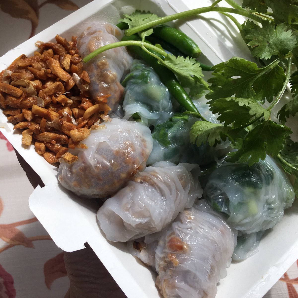 hungroringo's tweet photo. ปากหม้ออารีย์ 🥕🥬 อร่อย ราคาไม่แพง มีไส้ให้เลือกเยอะมากกกก น้ำซุปหอมหวาน หมูเด้งดีงาม ฉ่ำๆจุสซี่มากกก แบบปากหม้อ40บาท แบบก๋วยเตี๋ยว50บาท เลือกไส้เลือกท็อปปิ้งได้เลยค่ะว่าจะใส่อะไรบ้าง 
อารีย์ซอย5 ไม่มีที่จอดรถเจ้า ⭐️🍲 https://t.co/rtdtJwRoGO