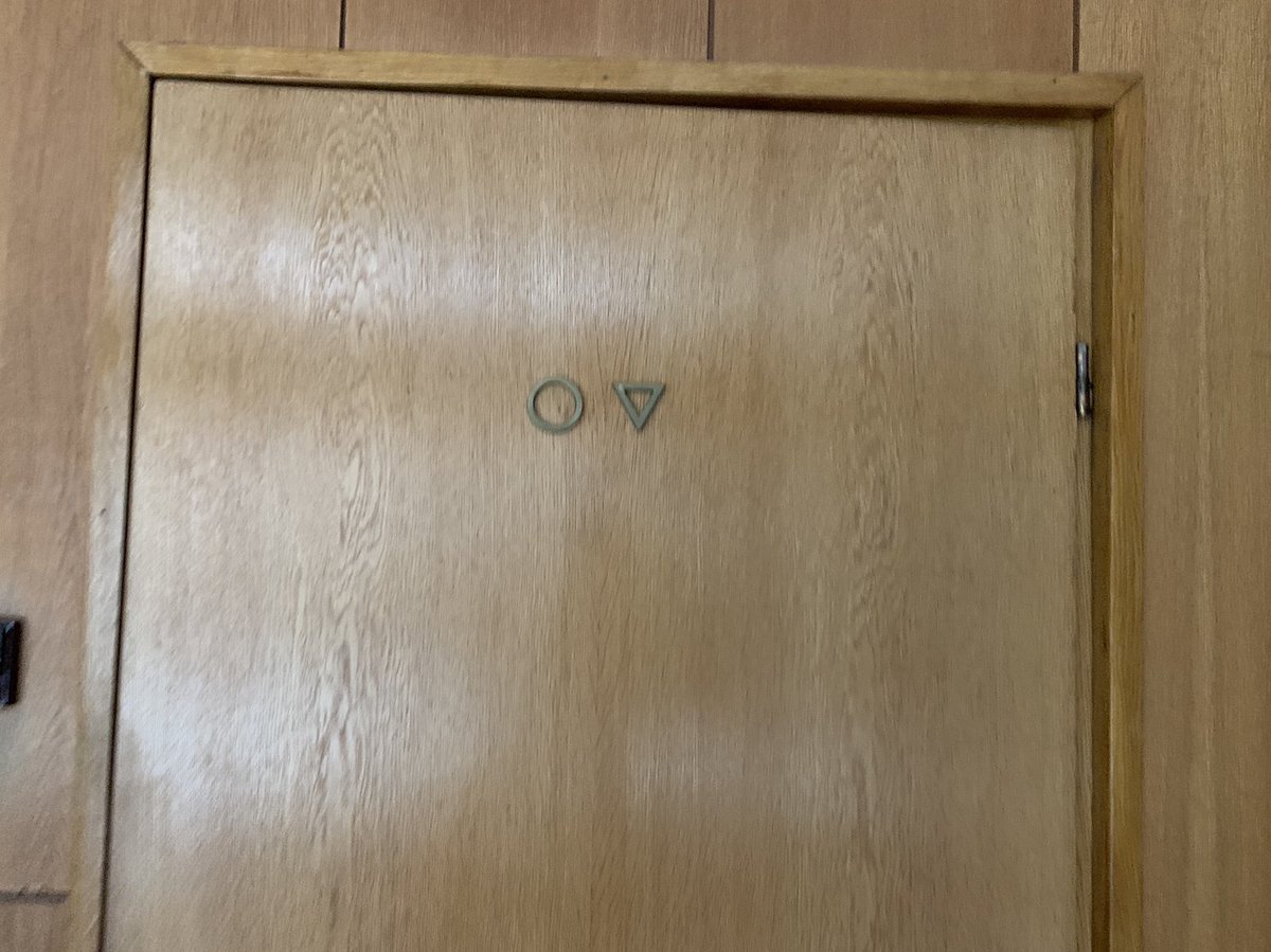 Fun fact: de Poolse Bisschoppenconferentie in Warschau heeft een gemengde wc ✝️🚽