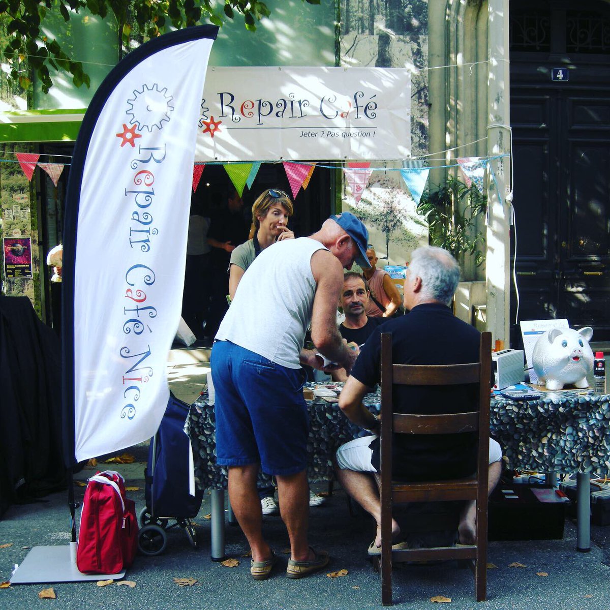 ParkingDayFR's tweet photo. PARK(ing) DAY J-1 !!!🌿🚗
Alors quel sera votre programme pour demain ? 🧘🏻‍♂️🎭🎼😎 Yoga, théâtre, musique, chaises longues, repair'café, troc de graines... toutes les idées sont permises pour transformer une place de #parking et réinventer la #ville #parkingday #espacepublic https://t.co/Es3eDUmB8a