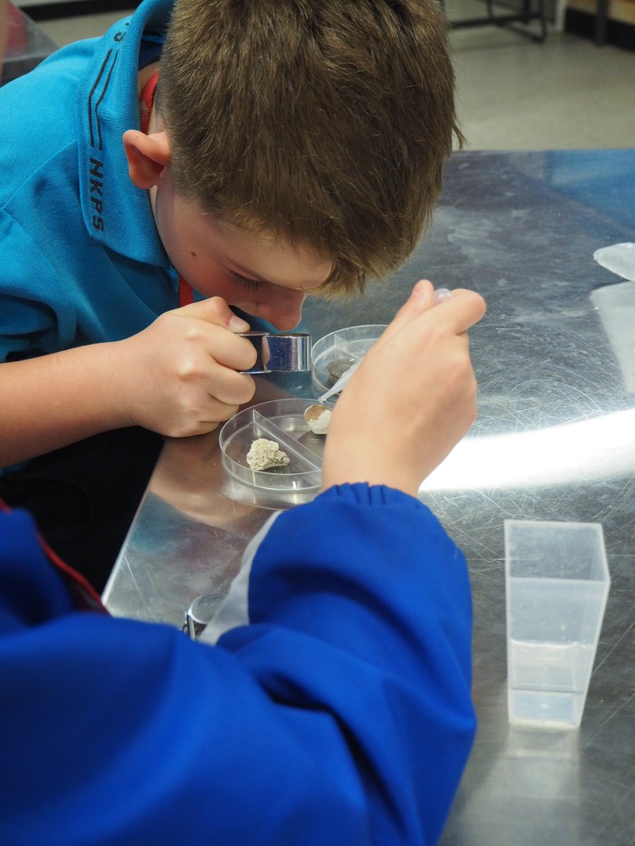 EarthScienceWA's tweet image. To round out this visit to Kalgoorlie thanks to the support of @MinResWA, we visited the Year 4 &amp;amp; 5 classes at North Kalgoorlie Primary. These super scientists did some chemical tests on rocks to find out which one farmers could use to improve crops in their ancient soils.