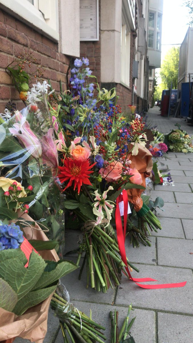 Het kantoor van Derk Wiersum deze ochtend. Advocatenkantoren vanuit de hele stad zijn initiatief gestart om hier vandaag zo veel mogelijk bloemen neer te leggen om hun collega te eren.