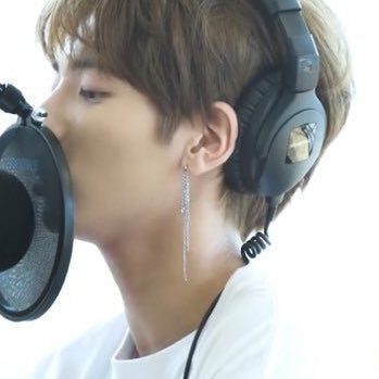 details_txt's tweet photo. taehyun with earrings is a BLESSING ✍🏼 https://t.co/Gf0BbarE43