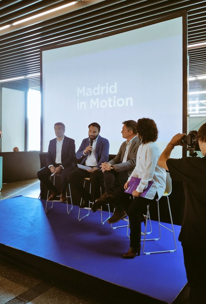 EnriqueDiegoB's tweet photo. “La @EMTmadrid es pionera en #Innovación Tecnológica a nivel mundial” nos dice @AngelNinoQ en el #DemoDay de #MadridinMotion en @LaNaveMadrid.
#SemanaEuropeadelaMovilidad https://t.co/qH8fnrFVNg