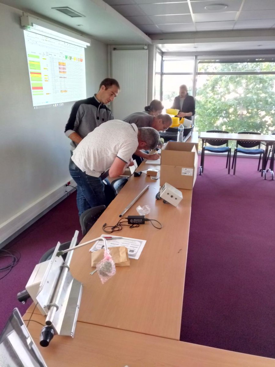 Advansee_fr's tweet photo. Ambiance studieuse et détendue, lors de cette première rencontre avec les observateurs #AgriFarmLab
Accueil motivé lors de l'atelier montage des pièges connectés, et premier pas officiel du projet "e-gleek connect" https://t.co/ut9CPjgy8Z