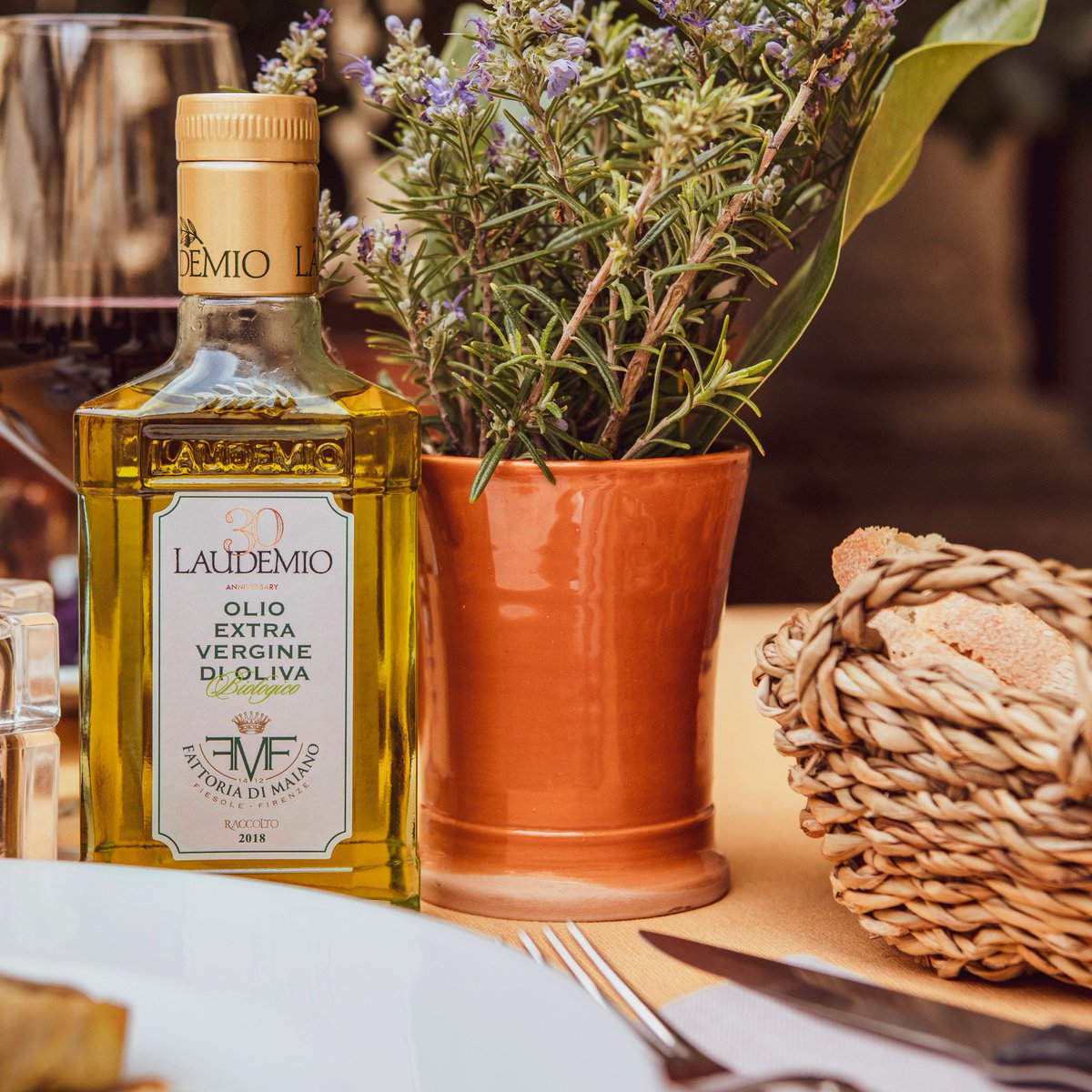 The fragrance of homemade bread, the aroma of rosemary, the refined elegance of extra virgin olive oil Laudemio Fattoria di Maiano.
Poetry of simplicity. A snapshot of Tuscany.

#laudemio #laudemiolivoil #oil #olioevo #oliotoscano #olioextraverginedioliva #fattoriadimaiano