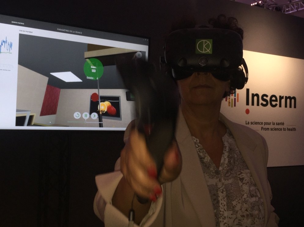 Inserm's tweet photo. Immersion (sans danger pour notre Ministre, rassurez-vous!), neurosciences, intelligence artificielle : nos chercheuses et chercheurs Inserm font découvrir à@VidalFrederique les avancées de notre recherche au service de l'étude du corps #SportUNLIMITECH #laSciencePourLaSanté https://t.co/Hak8gMTQBC