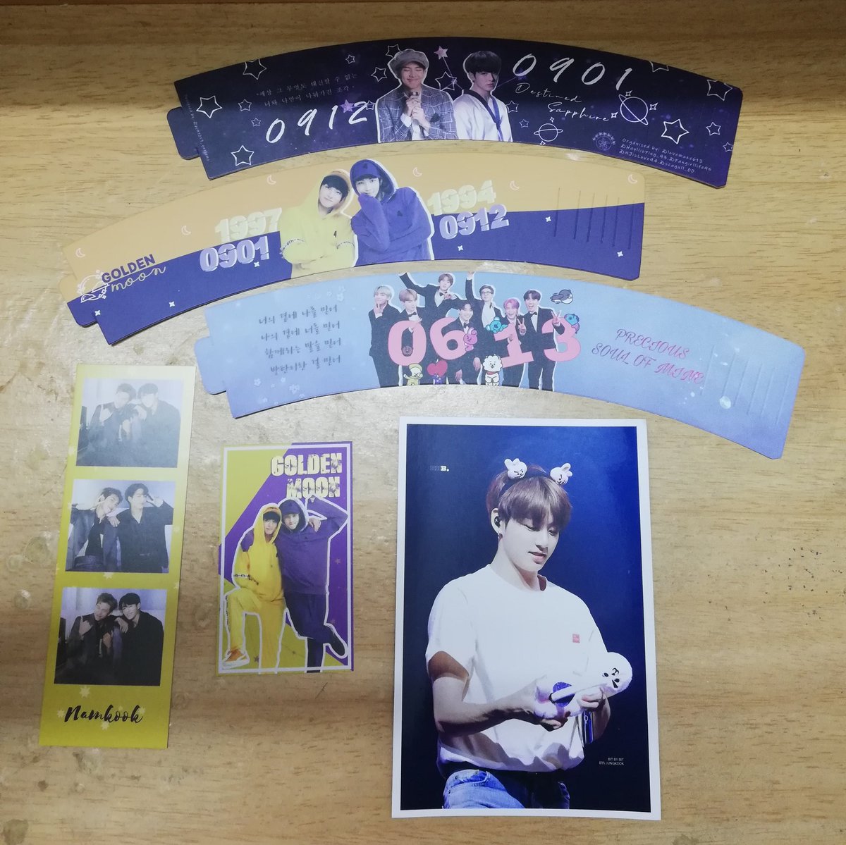 jxminiee's tweet photo. ♡ CUPSLEEVES FOR SALE ♡
— we have some leftovers from our event #GoldenMoonInKuantan #GoldenMoonInMY
— each set consists of a cupsleeve (middle one), photostrip, photocard and a random 4r photo
— for the top and bottom cupsleeve &amp; price, do read thread for more info https://t.co/D3HWg4ToJo