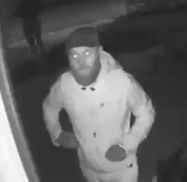 Anders63Oman's tweet photo. Den här snubben försökte natten till idag stjäla en bil på Östra Lugnet i Växjö. Snopen han blev när han inser att han är filmad 😂
Någon som känner igen snubben? https://t.co/7QqkUCIlva