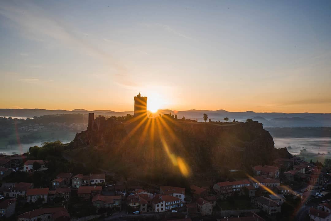 Nos 5 coups de 💕 #MyAuvergne sur Instagram la semaine dernière ! 
N°2 La forteresse de Polignac au petit matin : magique 😍✨ #JeudiPhoto 
📷lindsayphotographies