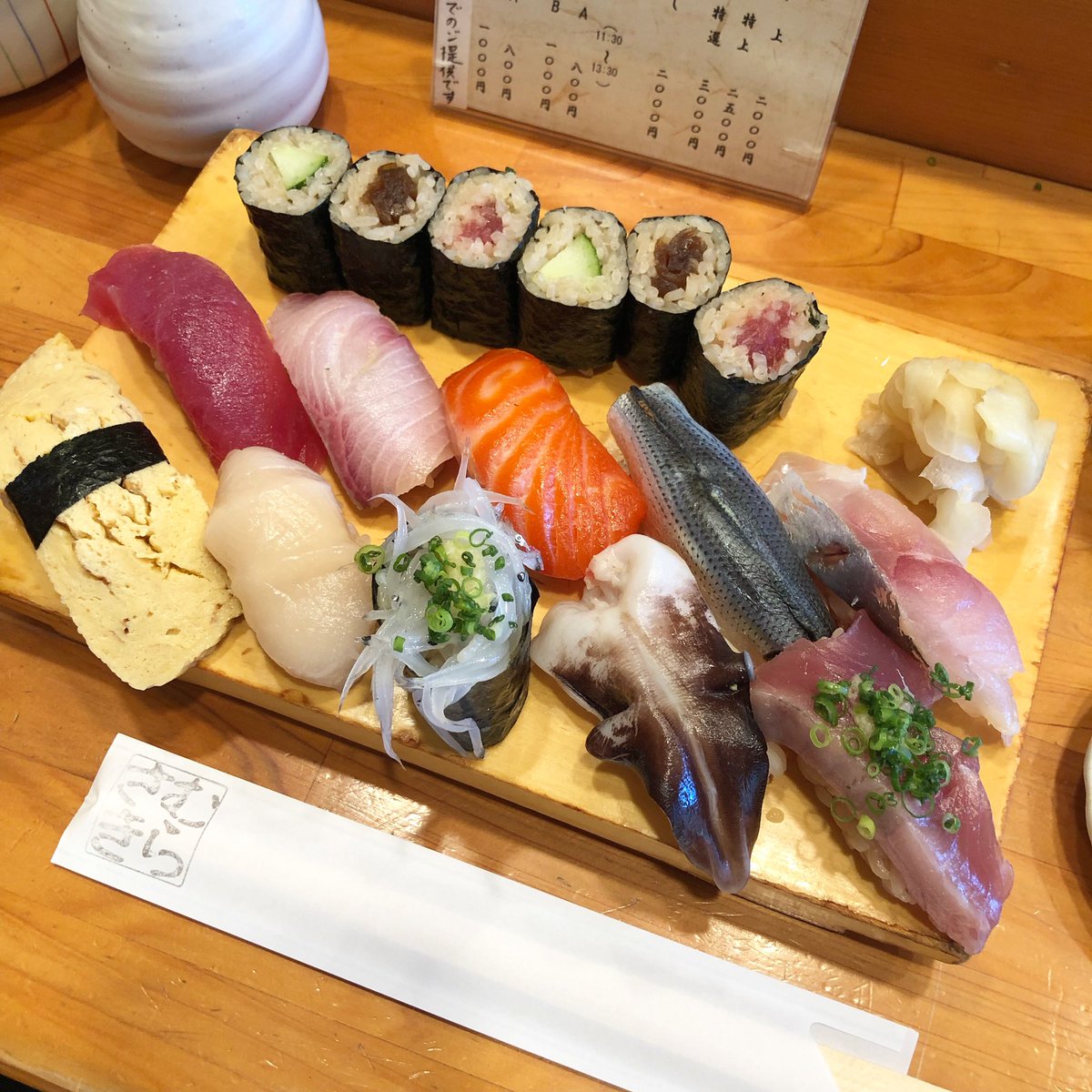 よ カレー食べてます 昼ごはん 東神奈川の 鮨むらさき でランチのにぎりa これにお椀と茶碗蒸しがついて千円 良いネタと赤酢のシャリ 夜もいいですよ また行かなきゃ 東神奈川ランチ