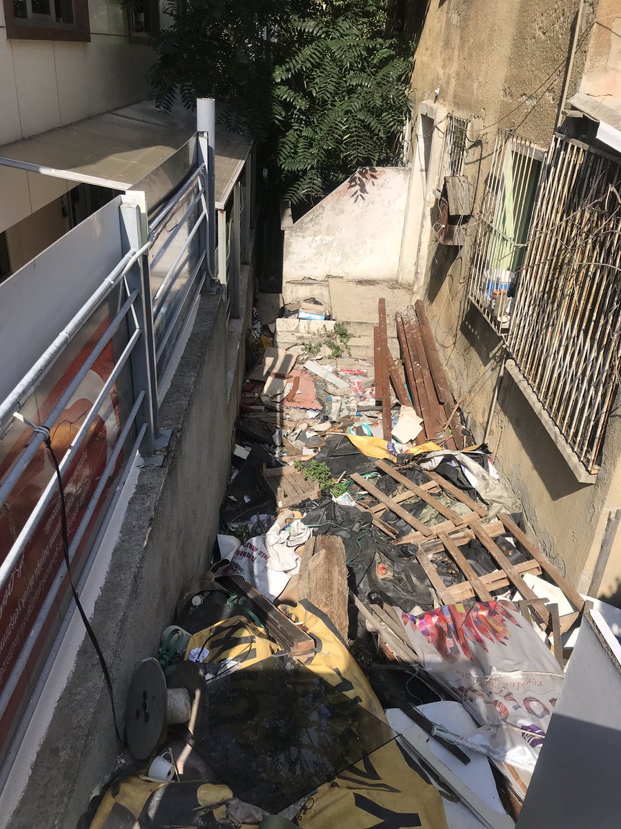 İstanbulun göbeğinde Koşuyolu gibi bir yerde böyle bir ev nasıl olur ya 😡 ve onca şikayete hala daha <a href="/kadikoybelediye/">Kadıköy Belediyesi</a> si birşey yapmıyor bu eve. Bu işe kim çözüm bulacak <a href="/istanbulbld/">İstanbul Büyükşehir Belediyesi</a> evden böcek fare geliyor yan tarafındayız ve hala dokunmuyorsunuz bir çözüm bulmuyorsunuz !!!!