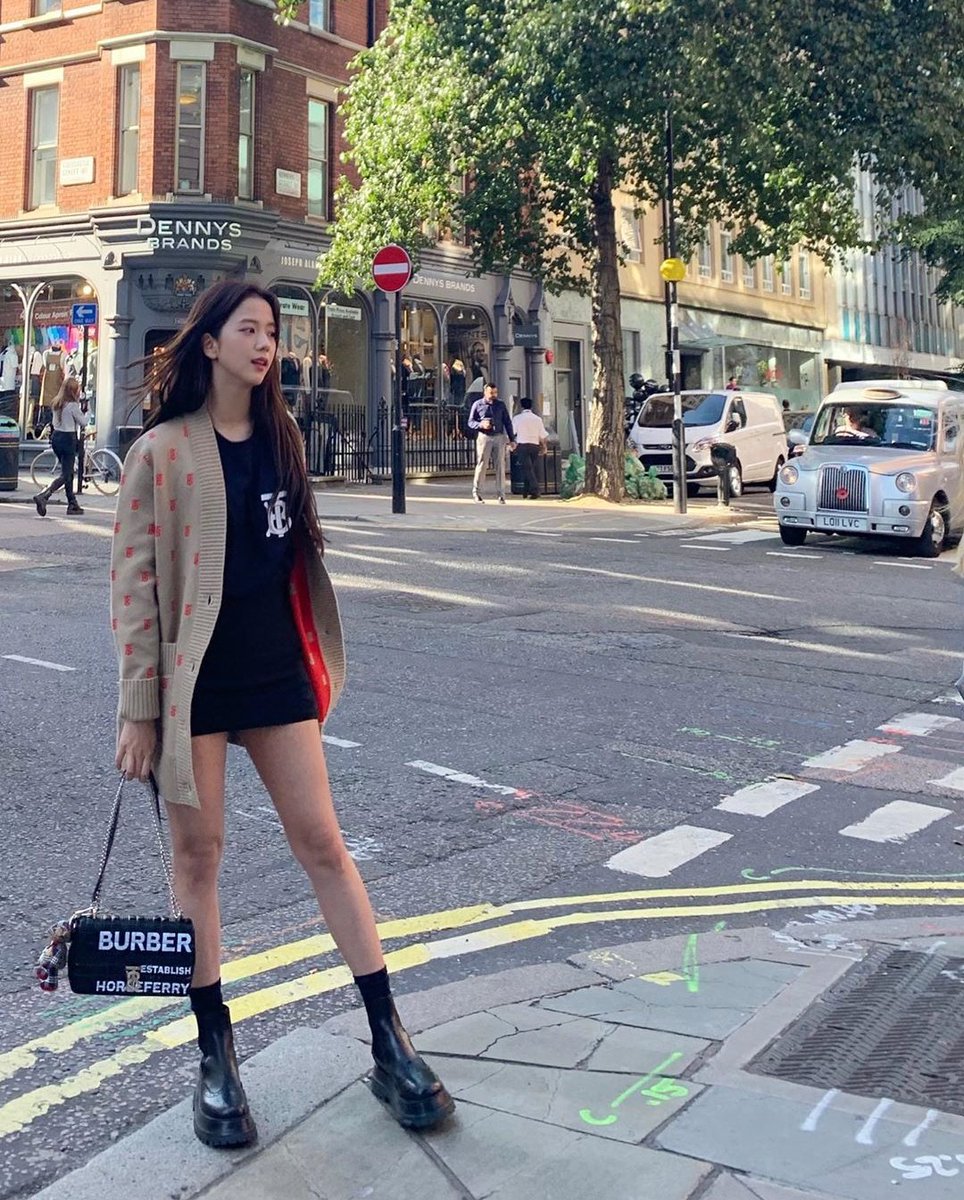 NiNiTrans's tweet photo. [#BPTrans]
Bbo-manager photographer is threatening Lalisa photographer's position

190917
sooyaaa__ story

#JISOO #jisooblackpink #KPOP #BLACKPINK #BLINKS #블랙핑크
#LISA #LALISA #LISOO https://t.co/yJWcbgl7yt