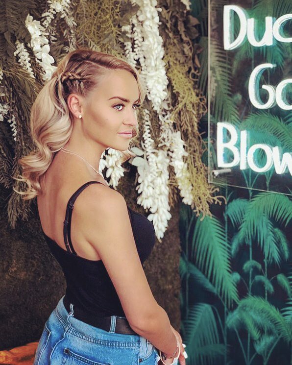 duckanddry's tweet image. Made In Chelsea’s @DaisyRobins rocking braids and waves for Autumn 🍂 
•
•
#duckanddry #jointheflock #blowdry #blowdrybar #madeinchelsea #duckinggoodblowdry #braidsandwaves #hairwaves #braids #hairspo #hairstyles #hairdos #autumnhair #autumnlooks #autumtntrends #chelseablowdry