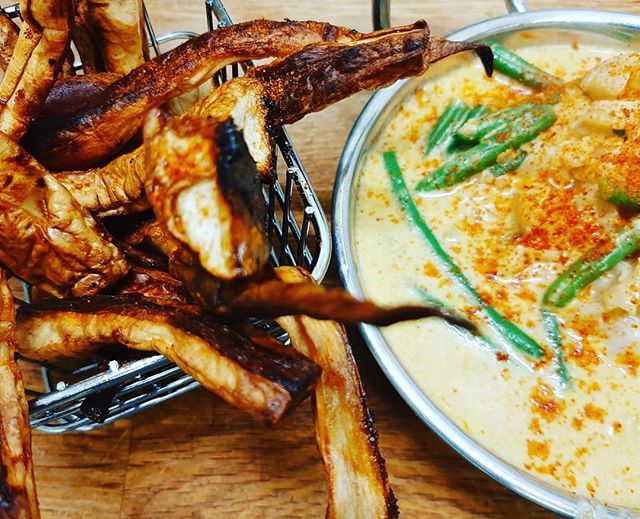 andrewsmithfit's tweet photo. YOU KNOW THE BLOODY NIGHT thai yellow fish with green beans and parsnip chips #rubymurray #currynight #youknowthenight #rusticboard #lovethursdays https://t.co/0BieFq1EeR https://t.co/7OYVC86w7q