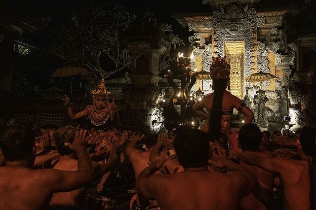 danieljbento's tweet photo. Enjoying the traditional #kekakdance in #ubud⠀
.⠀⠀⠀
.⠀⠀⠀
.⠀⠀⠀
.⠀⠀⠀
#baliindonesia #visitindonesia #travelindonesia #backpackingindonesia #visitindonesia #wanderlust #portuguesesnomundo #portuguesesemviagem #happymind #happymindtravels https://t.co/R0wM2KY8A6 https://t.co/FG8ViaGUx1