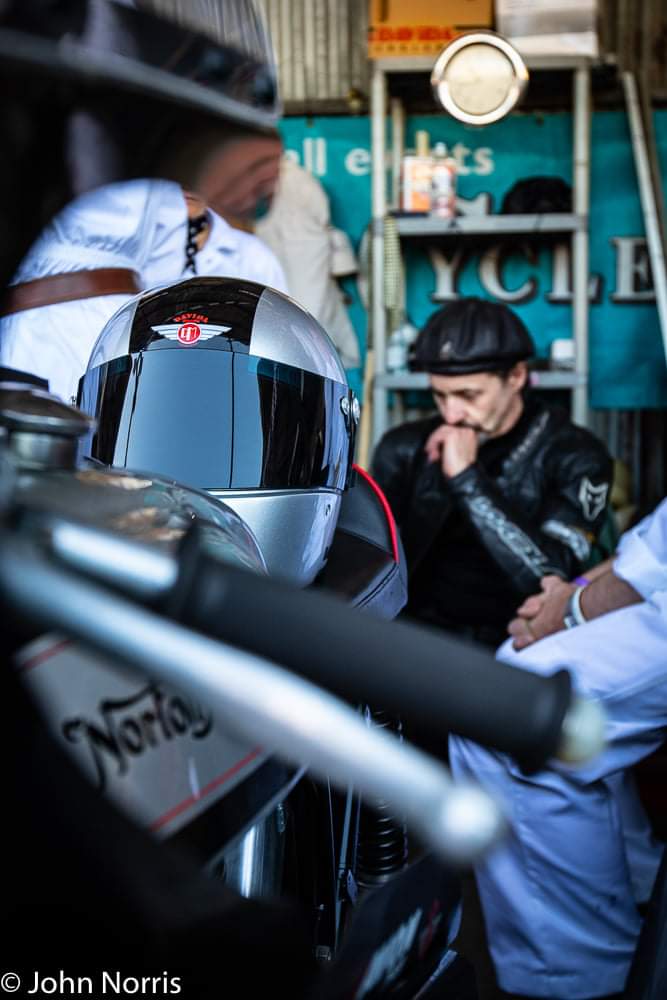 DavidaHelmets's tweet photo. #davidauk #koura Racer #ianbain deep in thought before taking out his #nortonmanx out @goodwoodrevival 2019 #davidahelmets ©️John Norris Photography https://t.co/ox8walzrRg