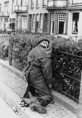 2008babs32's tweet image. During the fight for Onderlangs #MarketGarden75 This British Paras smock caught on the fence after he was hit, he tragically died in this position #LestWeForget 🌺 19/9/1944😥 #BraveMan RIP