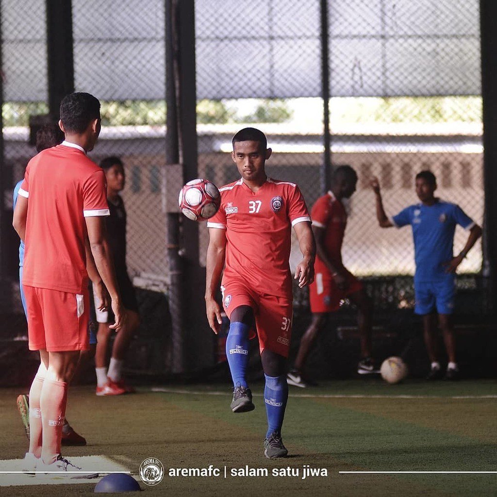 NewsArema's tweet photo. Berikut daftar 18 pemain yang diboyong ke Lamongan :
#Kurniawan Kartika Ajie
#Utam Rusdiana
#Hanif Sjahbandi
#Hamka Hamzah
#Nasir
#Alfin Tuasalamony
#Takafumi Akahoshi
#Hendro Siswanto
#Makan Konate
#Ricky Kayame
#Dendi Santoso
#Sylvano Comvalius
#Ikhfa… https://t.co/5LBe1ZRm3E https://t.co/jD8YpN0R5j