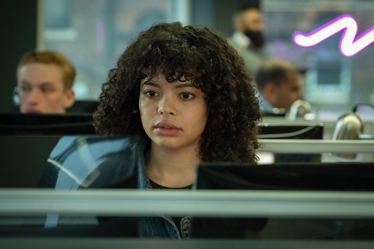 BCNMaculaFoundE's tweet photo. ‘Years and years’ (@BBC and @HBO) is one of the series of the year for critics such as @TonidelaTorre and @PepPrieto. Following the Lyons family, we discover what the future will hold: What will happen to #Brexit? What if you suffer #AMD? 👉 https://t.co/clfSxurye2 https://t.co/jGW0BLgnNH