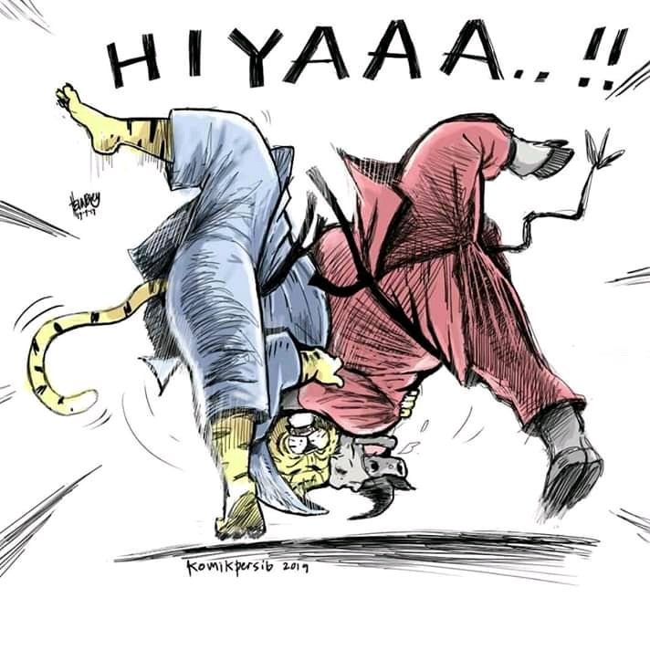 Geus kuda-kuda, cekel make koncian bener, tinggal dijuralitkeun.
.
.
.
Eh kalah milu tijuralit.. 😑