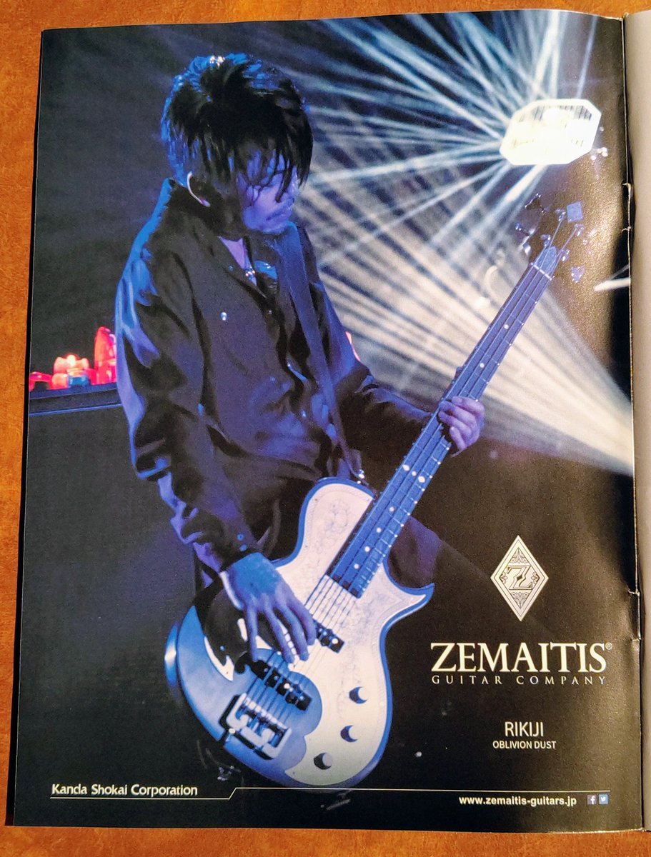 BASS MAGAZINE10月号。 表紙をめくると、そこにはRIKIJI！ @_Kandashokai_