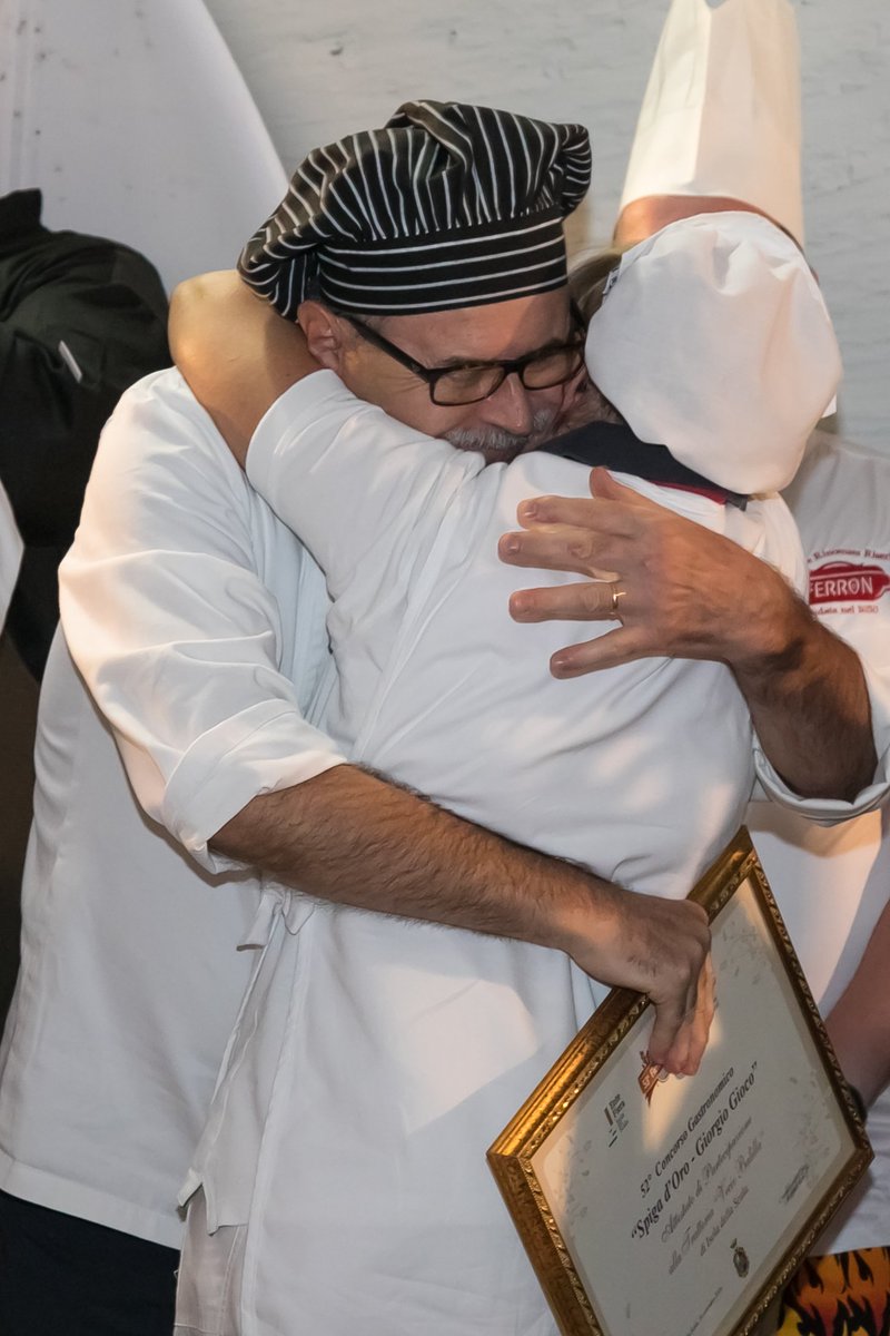 FieradelRiso's tweet photo. In Fiera sono giorni di grandi concorsi gastronomici. Dopo la Spiga D'oro oggi tocca all'Igp e domani al Palio. Emozioni e gusto #riso #risotto #iloverisotto https://t.co/ezCvt9Gfae