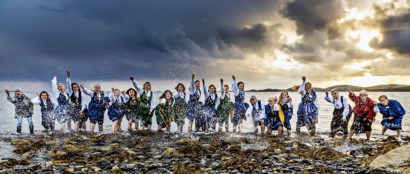 Kystkvinner har alltid hatt ett bein i havet og ett på land. Det var en daglig kamp i gamledager. Nå kjemper vi igjen. For å gjenta til @BentHHoyre at Sør-Helgeland ikke skal ha 4-5 timer til føde- og akuttilbud. #bunadsgeriljaen #nærhetredderliv #vikanikkefødepåskype