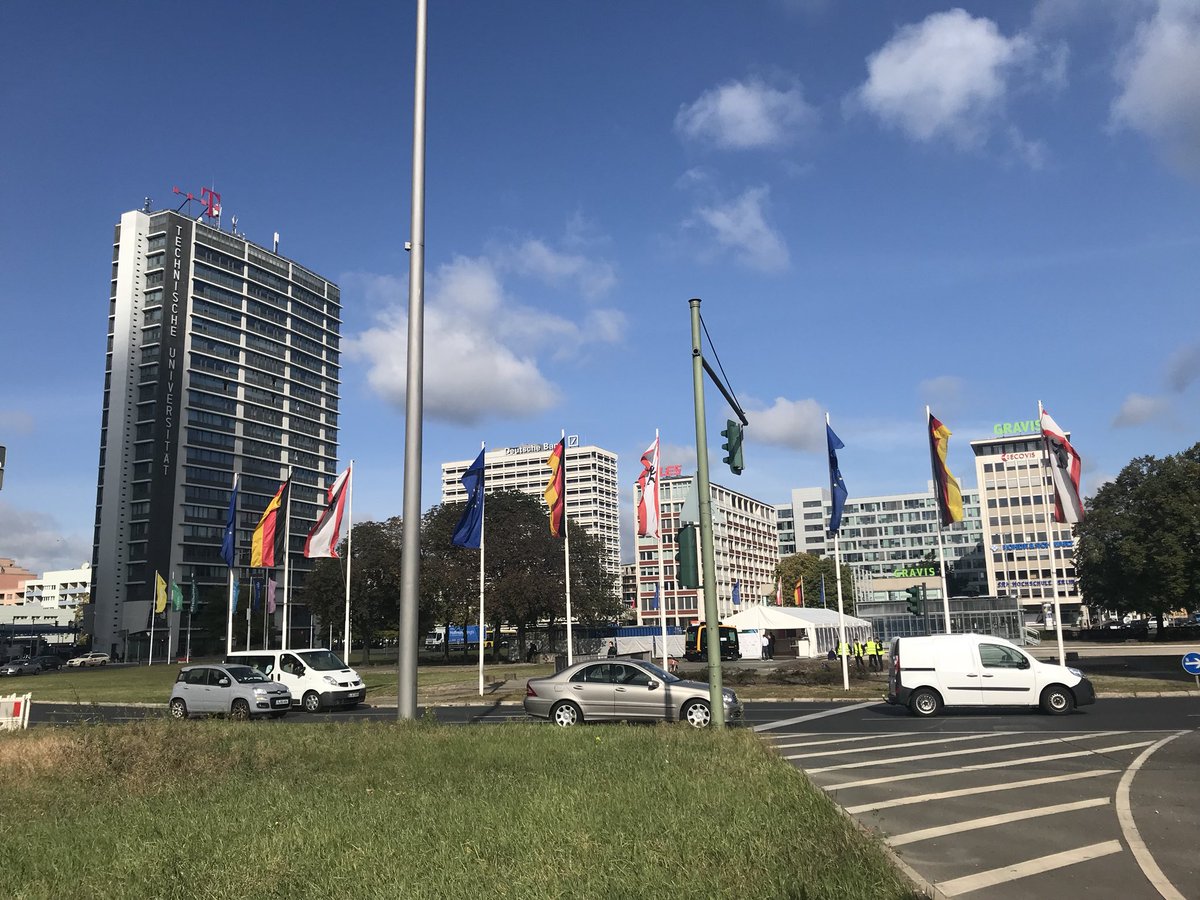 s_rohrbach's tweet photo. Verkehrsinsel Ernst-Reuter-Platz in Berlin. Bald fahren hier auch autonome Autos. Gleich eröffnen BM Scheuer vom @BMVI , der Präsident Thomsen der @TUBerlin , T-Systems Chef @adel_al_saleh und Berlins Bürgermeister Müller @RegBerlin die Teststrecke.#DiginetPS #Telekom @T_Labs https://t.co/WfJ8vhWwAK