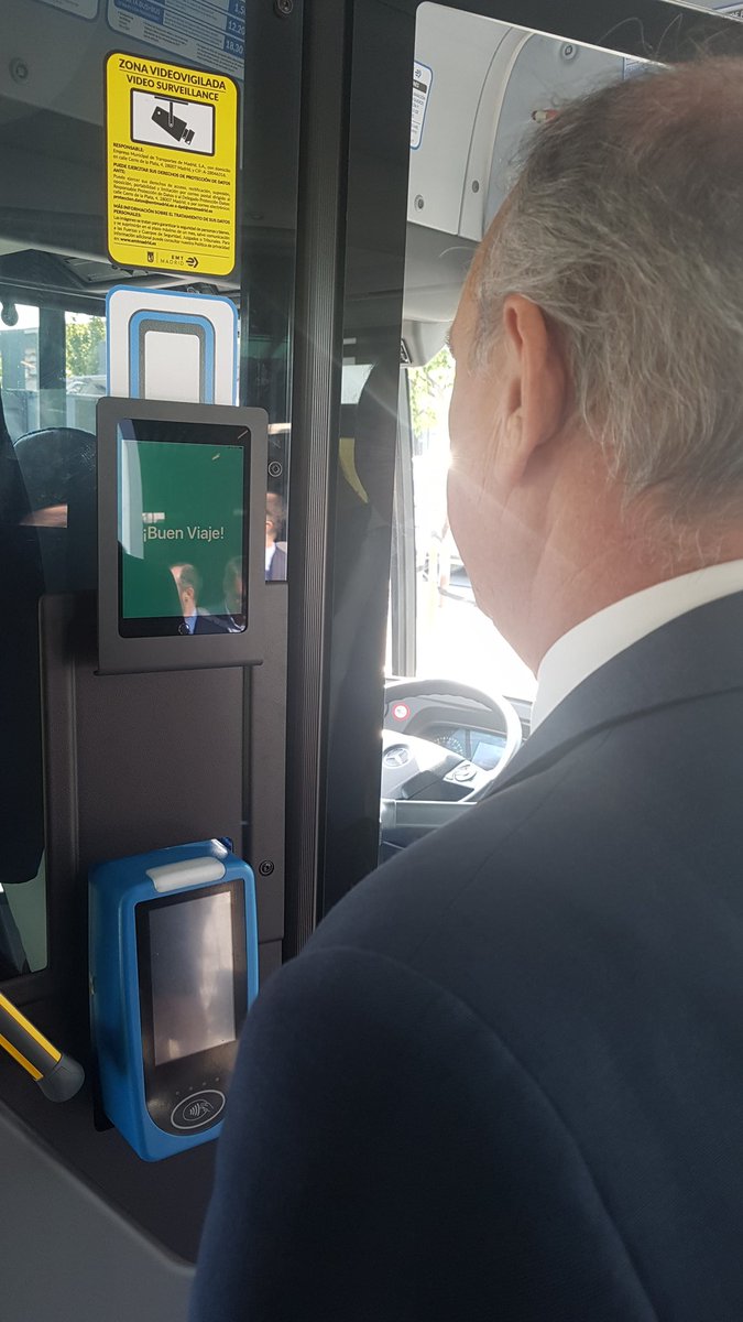 EMTmadrid's tweet photo. El gerente de EMT, Alfonso Sánchez ha probado el reconocimiento facial para el pago "por la cara" en el bus en la #DemoDay de @MadridMotion. Rápido y sencillo, ¡buen viaje! 🧑🏻📲 https://t.co/5BKuaoK5V1
