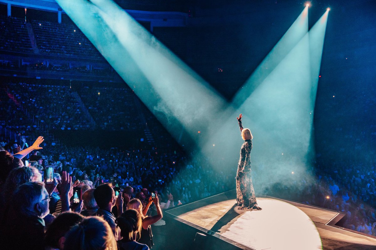 Quel début de tournée incroyable ! Je t’aime Québec, merci beaucoup ! - Céline xx…

📸 : Brian Purnell

#CourageWorldTour