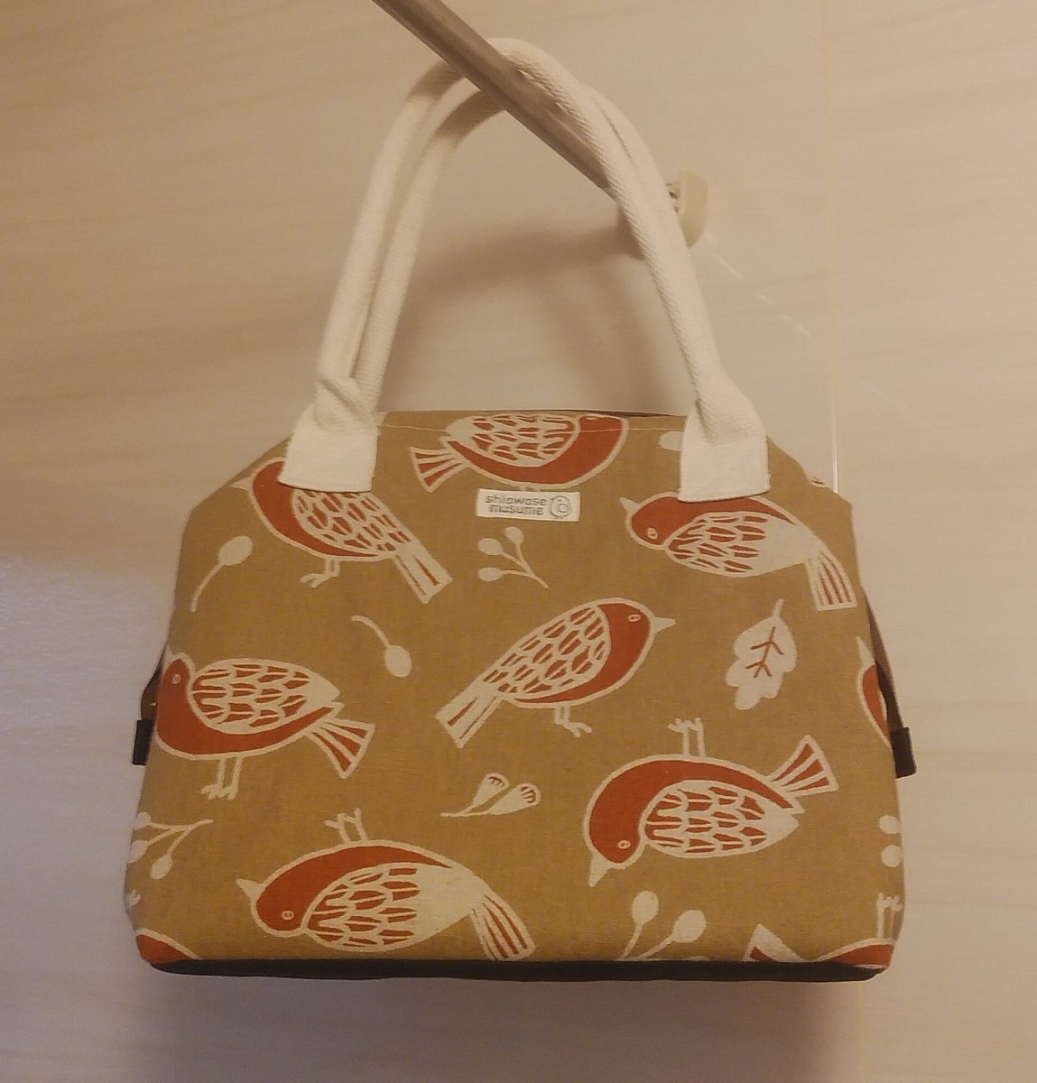 かずさ Mmme713 さんのドクターズバッグが届きました 想像してたよりカバン自体は軽くて 荷物たくさん入りそうで 持ち手が白いので 手垢で汚れないように 布を巻き巻きしてから使用しようと思います ノ かずさ Mmme713 さんのドクターズバッグが届きました 想像してたよりカバン自体は軽くて 荷物たくさん入りそうで 持ち手が白いので 手垢で汚れないように 布を巻き巻きしてから使用しようと思います ノ
