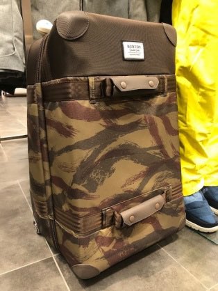 キャリーケースはこの迷彩柄のキャリーケースです。 中には物販、CD