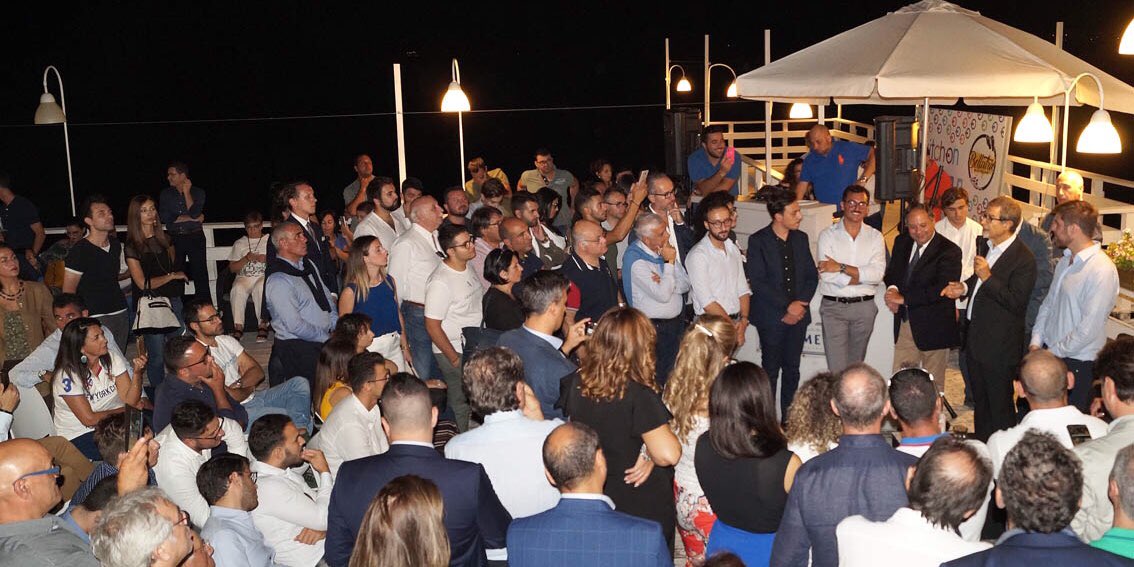 Nello_Musumeci's tweet photo. Lunedì scorso una bella serata con i ragazzi del nostro Movimento @DiventeraB, per rispondere alle loro tante domande e per testimoniare ancora una volta che l’impegno politico è un atto di militanza civile e di amore per la nostra Terra.

#Sicilia #Catania #diventeràbellissima https://t.co/0m8oRANcuU