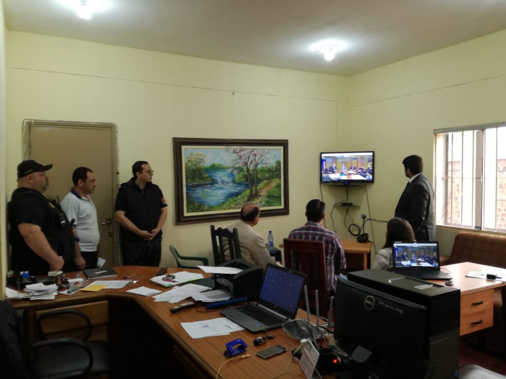 Miticpy's tweet photo. Tecnología para mejorar servicios | Con audiencias públicas por videoconferencia, acusados de delitos ya no serán trasladados hasta instalaciones judiciales. Esta innovación agiliza la Justicia y evita situaciones que puedan atentar a la seguridad pública.
https://t.co/HsrWl60qoC https://t.co/IhqxRRF2cN