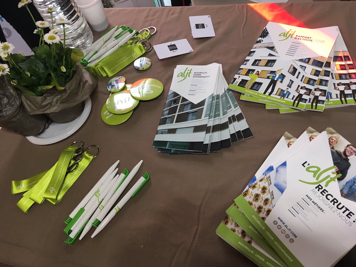 Aurelie_DaCosta's tweet photo. .@ALJTweet sur le salon emploi/formation organisé par @ashredaction à la @mairie15. Diplômé.e.s du travail social ou de l’animation, rejoignez-nous. #recrutement #social #animationsocioéducative #FJT https://t.co/mWGwn3qUjI