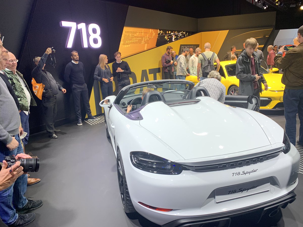 ArgentumFox's tweet photo. Lasse och Kimmo beundrar den vackra vita Porschen. Bilmässan i Frankfurt är lite mindre intensiv i år men mycket elbilar. https://t.co/veEUrJ3p91